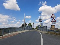 Lužec nad Vltavou a silniční zdvihací most přes plavební kanál