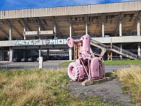 Praha a punkový pomník aneb traktor Visacího zámku