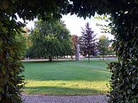 Bělá pod Bezdězem a pomník Na Stráž