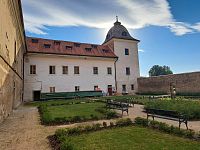 Zámek a zámecká „dálniční“ zahrada ve městě Králův Dvůr