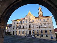 Pohled ze zámecké zahrady na budovu radnice