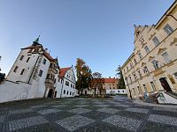 Pohled od náměstí Míru k zámeckému areálu