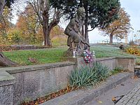 Pomník připomínající novináře a komunistického politika Jana Švermu