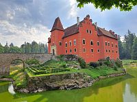 Červená Lhota a socha Paris u galerie Helen