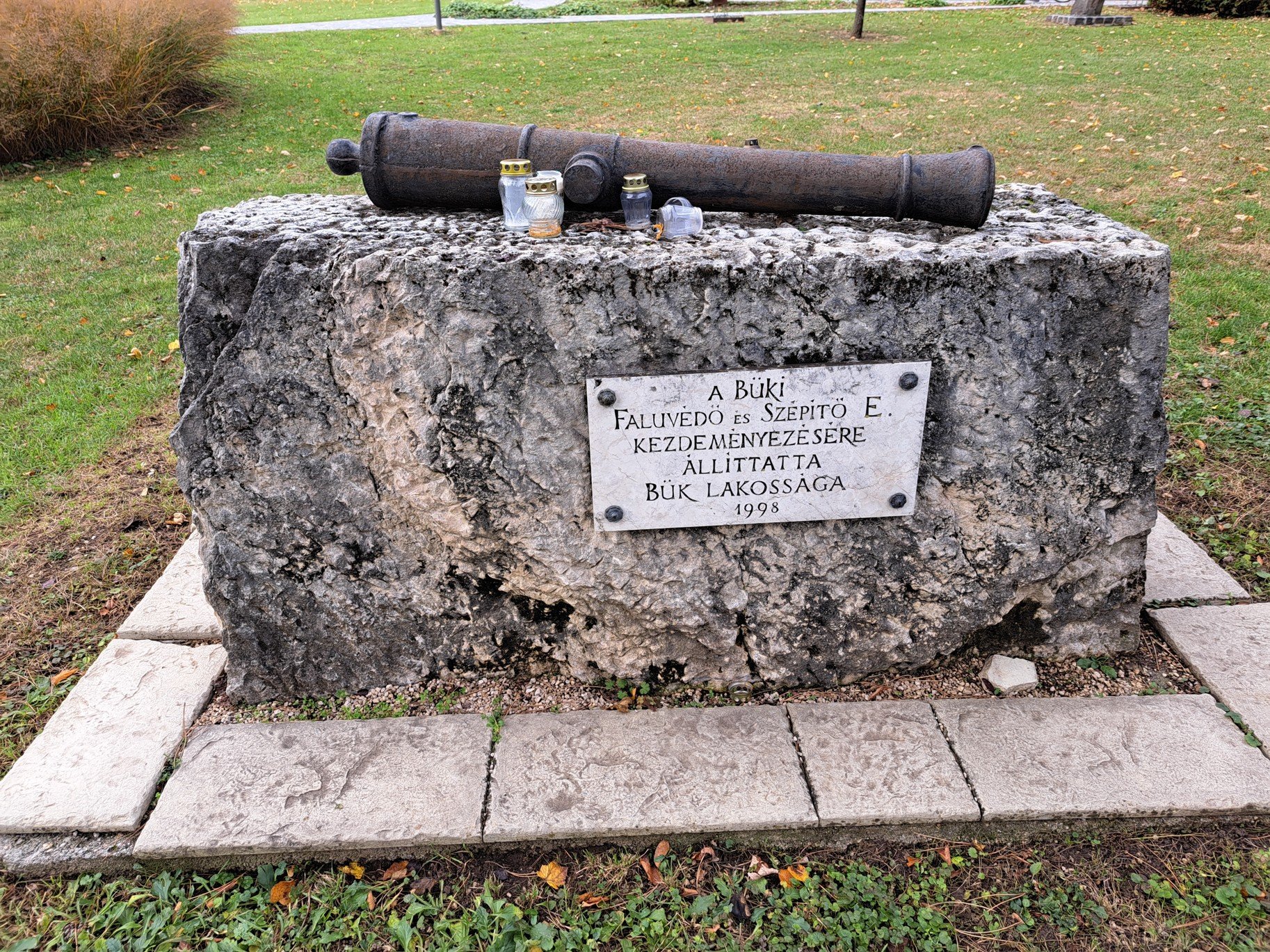 Obrázky z Maďarska a pomník uherské revoluce v letech 1848-1849 před kostelem svatého Klementýna ve městě Bük