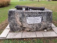 Obrázky z Maďarska a pomník uherské revoluce v letech 1848-1849 před kostelem svatého Klementýna ve městě Bük