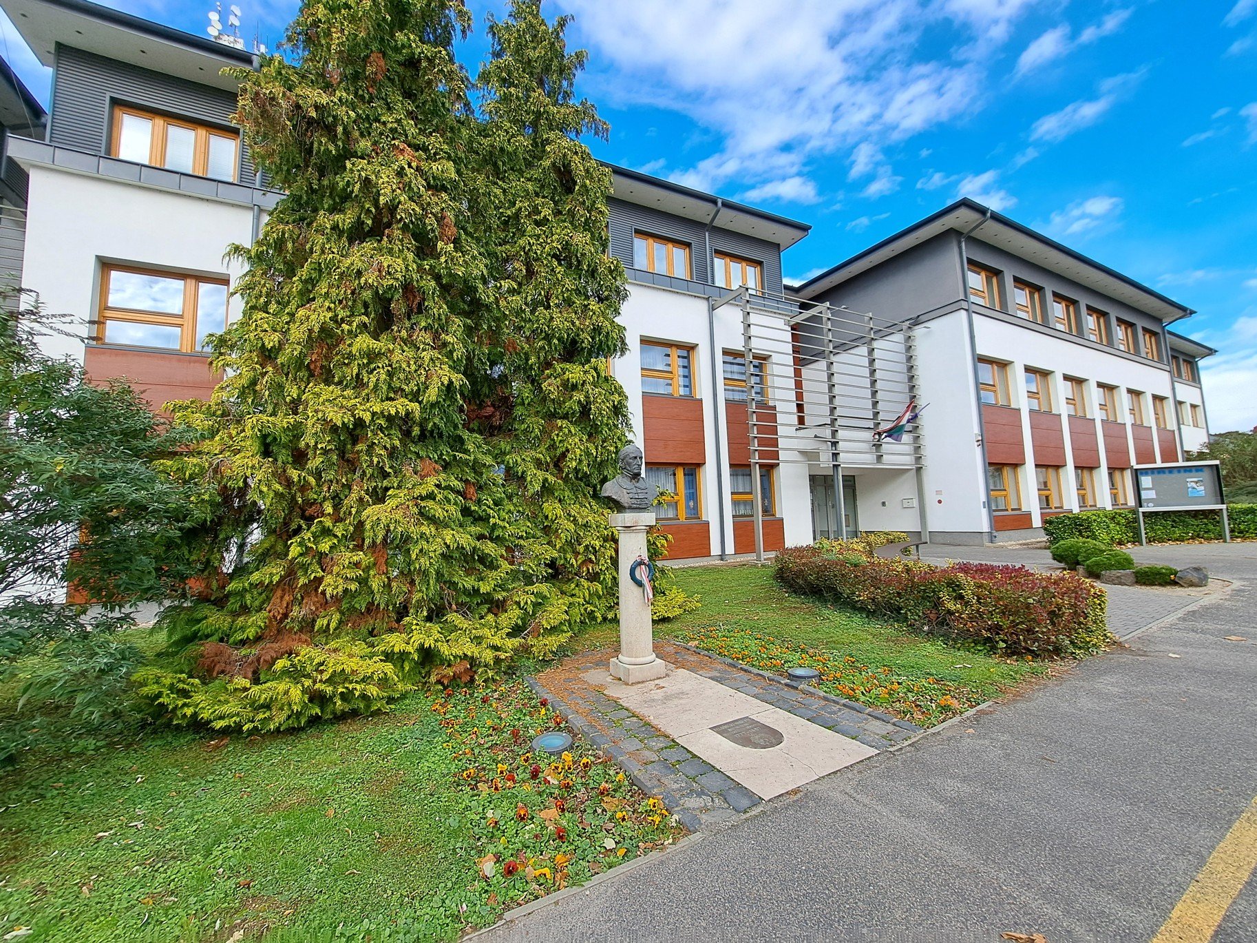 Obrázky z Maďarska a pomník Felsőbüki Nagy Pál ve městě Bük