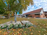 Plastika rovina času od výtvarníka Csaby Nagye před obecním úřadem