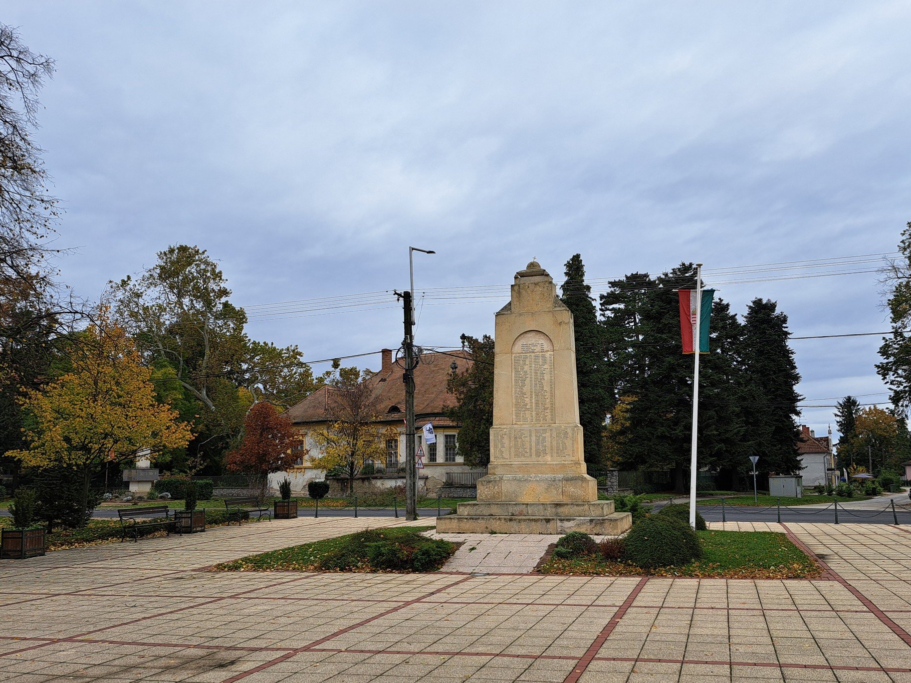 Obrázky z Maďarska a válečný památník ve městě Csepreg