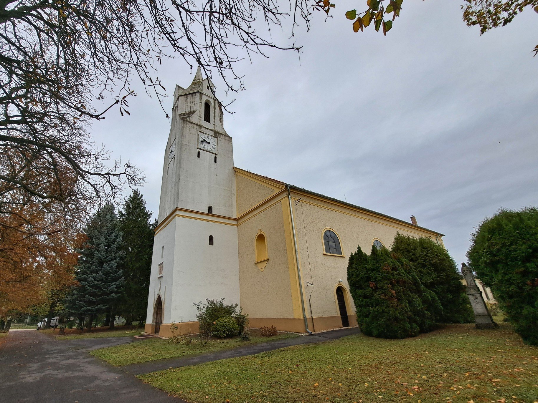 Obrázky z Maďarska a kostel svatého Mikuláše ve městě Csepreg