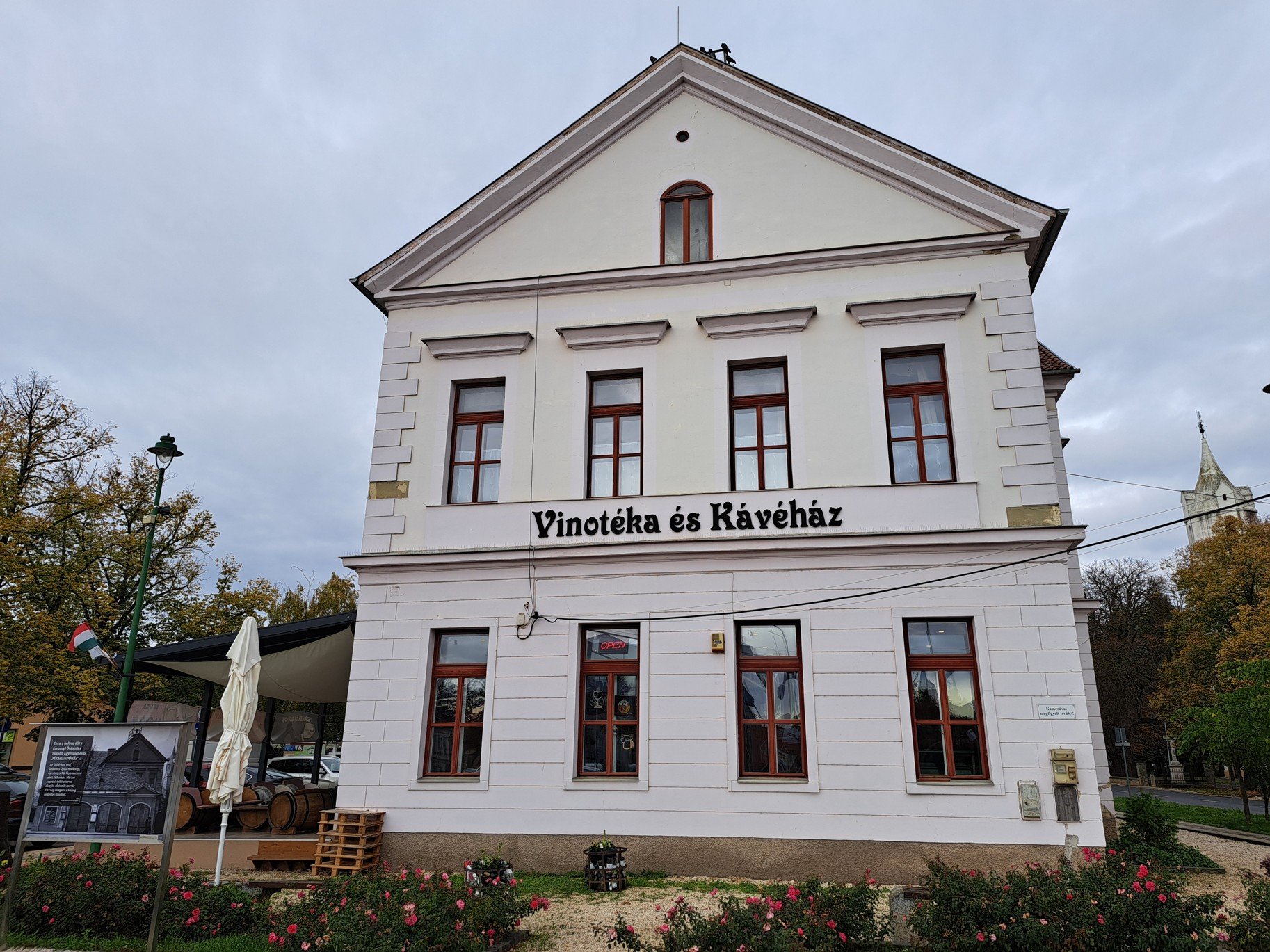 Obrázky z Maďarska a kavárna a vinotéka Laura ve městě Csepreg