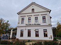 Obrázky z Maďarska a kavárna a vinotéka Laura ve městě Csepreg