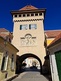 Obrázky z Maďarska – opevnění a brána ve městě Kőszeg