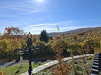 Pohled od kostela na kopci Kalvárie