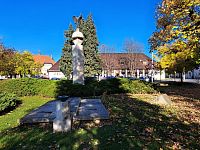 Válečný pomník věnovaný ruským vojákům, kteří tady padli ke konci druhé světové války při osvobozování Maďarska.