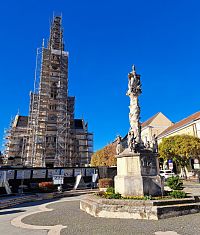 Sousoší Morový sloup se nachází před kostelem nejsvětějšího srdce Ježíšova.