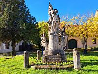 Kousek nad svatostánkem stojí sousoší svatého Floriána.