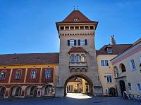 Vstupní brána s věží.