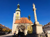 Socha Panny Marie neposkvrněné, která se nachází v centru města, na náměstí Jurisics tér.
