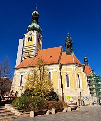 Na centrálním náměstí Jurisics tér jsou vedle sebe hned dva kostely, sv. Emericha a sv. Jakuba staršího.