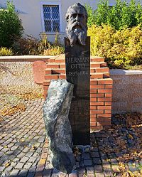 Za zmíněným kostelem svatého Jakuba staršího si na ulici Schneller István utca je pomník věnovaný osobě jménem Herman Ottó.