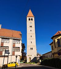 O kousek dále, na stejné ulici spatřujeme Harangtorony neboli zvonice.