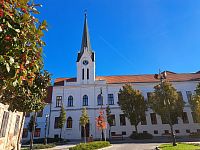 Na ulici Győngyős utca, v místě, kde se napojuje na ulici Várkőr, si prohlížíme křesťanský kostel Rózsafüzér Királynője templom, který ale po pravdě jako kostel zcela nevypadá.