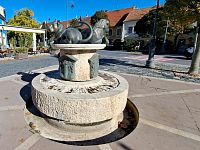 Náměstí Fő tér a socha.