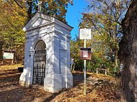 Výšlap na vrchol kopce Kalvárie je sice mírně náročný, ale cesta je lemována 14 zastaveními.