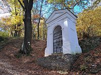 Výšlap na vrchol kopce Kalvárie je sice mírně náročný, ale cesta je lemována 14 zastaveními.