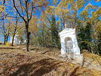 Výšlap na vrchol kopce Kalvárie je sice mírně náročný, ale cesta je lemována 14 zastaveními.