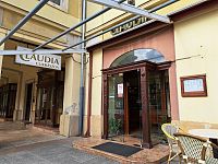 Kavárna – cukrárna Claudia Cukrászda.