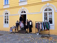Příjemný obchůdek s oděvy (vedle františkánského kostela).
