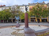 Fontána s Faunem (Faunok szökőkút) na hlavním náměstí Fö tér.