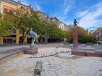 Fontána s Faunem (Faunok szökőkút) na hlavním náměstí Fö tér.