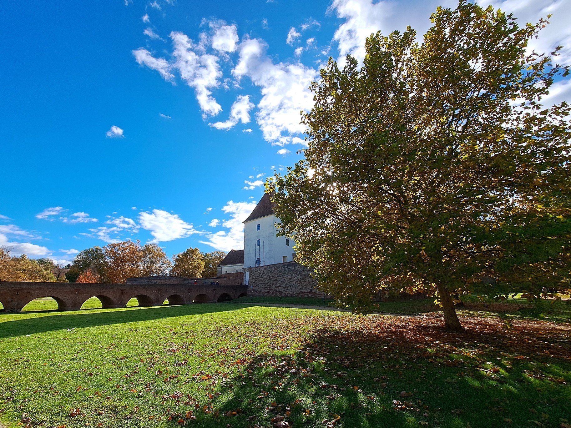 Obrázky z Maďarska a park okolo hradu Sárvár ve městě Sárvár