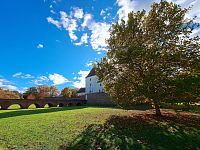 Obrázky z Maďarska a park okolo hradu Sárvár ve městě Sárvár