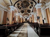 Město Sárvár a katolický kostel.