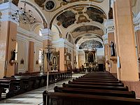 Město Sárvár a katolický kostel.