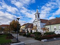 Město Sárvár a evangelický kostel.