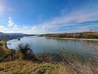 Obrázky z Rakouska a náměstí Ferdinand Häringer platz s lesním hostincem Noemova archa