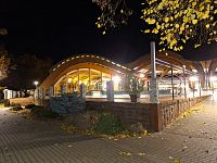 Bükfürdő, obrovský lázeňský komplex s termální léčivou vodou ze čtyř vrtů. Množství termálních, léčebných i obyčejných bazénů, saunový svět, vířivky a relaxační zóny.