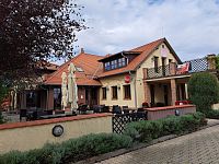 V mnoha kavárnách, restauracích a obchodem se potkáváme sice s ochotným a pečlivým personálem, ale chybí jedna důležitá věc – úsměv na tváři.