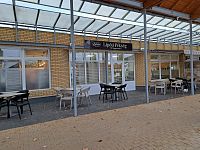 Ranní návštěva pekárny je vždy věc, na kterou se těším. Čerstvé sladké i slané pečivo, voňavé prostředí a dvě obsluhující dámy, které jsou nasr..é na celý svět.