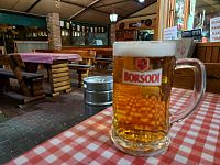 Řádně zrelaxováni jdeme na večeři. Objevujeme restauraci nabízející maďarskou klasiku, dobrou domluvu i ochotný personál.