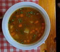 Když se řekne Maďarsko, mnohým se vybaví guláš. Ale když si člověk v této zemi objedná gulyás, dostane něco jako naši gulášovku.