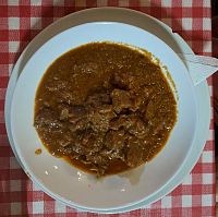 Našemu pojetí guláše se podstatně více blíží pokrm zvaný perkelt. Jedná o neskutečné množství masa s přílohou, například haluškami nebo s chlebem.