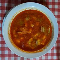 Halászlé, maďarská rybí polévka, charakteristická pro zdejší kuchyň. Výborná záležitost.