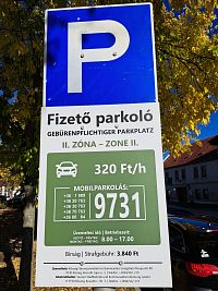 Před procházkou po městě je potřeba zaparkovat automobil. Na dopravní značce je také němčina, tudíž jsou mi informace o potřebě zaplatit jasnější.