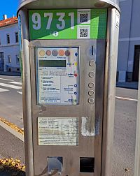 To samé ale nemohu tvrdit, když přicházím k automatu na placení. Chce to po mě pouze maďarské penízky. Placení kartou není možné, eura také neberou.